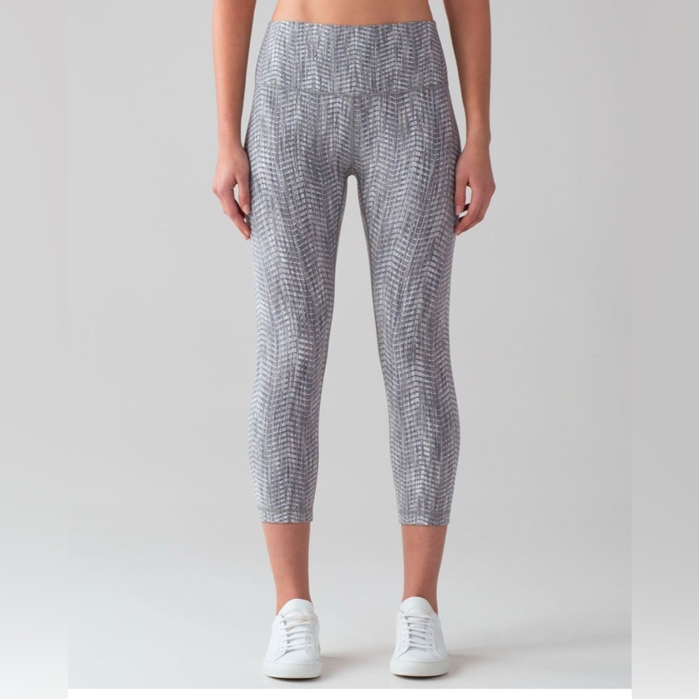 Lululemon Wunder Under Crop Hi Rise21"
Luon Arrow Jacquard Battleship Silver